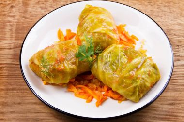 Etli lahana rulo; pirinç ve sebze. Etli lahana dolması bırakır. Dolma; sarma; sarmale; golubtsy veya golabki