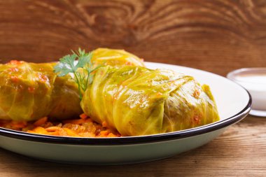 Etli lahana rulo; pirinç ve sebze. Etli lahana dolması bırakır. Dolma; sarma; sarmale; golubtsy veya golabki