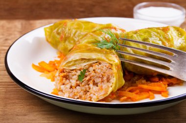 Etli lahana rulo; pirinç ve sebze. Etli lahana dolması bırakır. Dolma; sarma; sarmale; golubtsy veya golabki