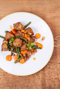 Beyaz tabakta sebze sote karaciğer