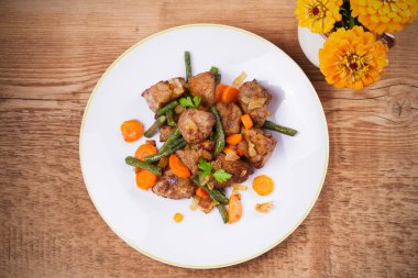 Beyaz tabakta sebze sote karaciğer