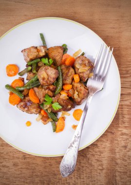 Beyaz tabakta sebze sote karaciğer