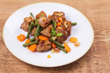 Beyaz tabakta sebze sote karaciğer