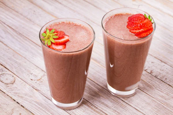 Milkshake with chocolate and strawberries. Chocolate strawberry smoothie — Stock Photo, Image