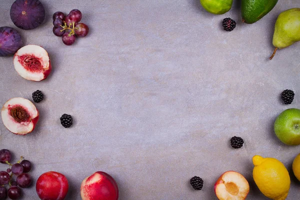 Figues, avocat, prunes, pommes, raisins, citron et mûres. Vue d'en haut, prise de vue studio du fond de fruit — Photo