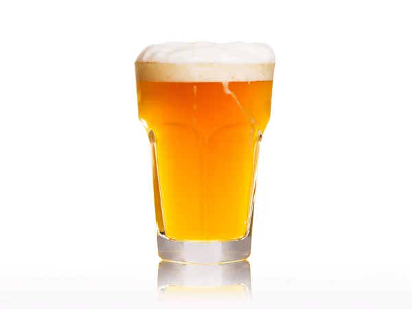 Birra su sfondo bianco — Foto Stock