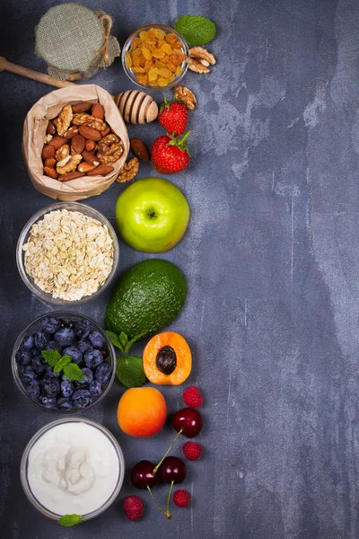 Yoghurt, Haver vlokken, fruit, honing en zomer bessen. Weergave van bovenaf, top studio shot van groenten achtergrond — Stockfoto