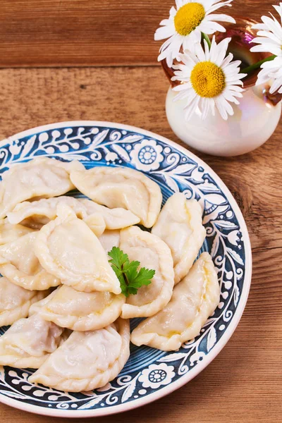 Varenyky, Varik, pierogi, pyrohy of balletjes, gevuld met vlees (en ui of paddestoelen), kunnen worden geserveerd met zure room — Stockfoto