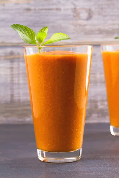 Kayısı güler yüzlü nane ile süslenmiş. Kayısı milkshake kokteyl. Meyve yüzlü