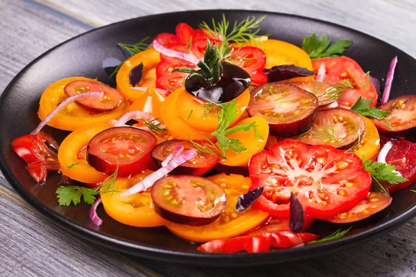 Verschiedene Tomaten, Petersilie, Dill und roter Zwiebelsalat — Stockfoto