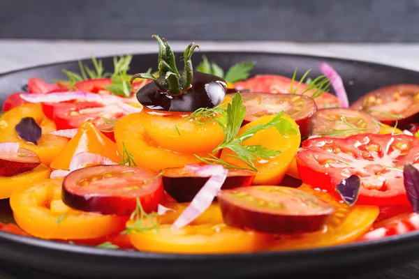 Ifferent tipos de tomates, salsa, endro e salada de cebola vermelha — Fotografia de Stock