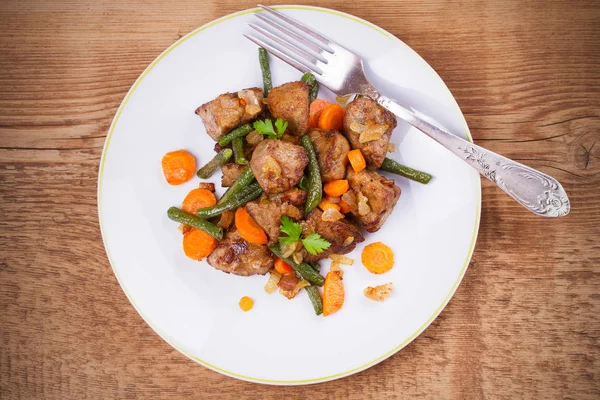 Beyaz tabakta sebze sote karaciğer