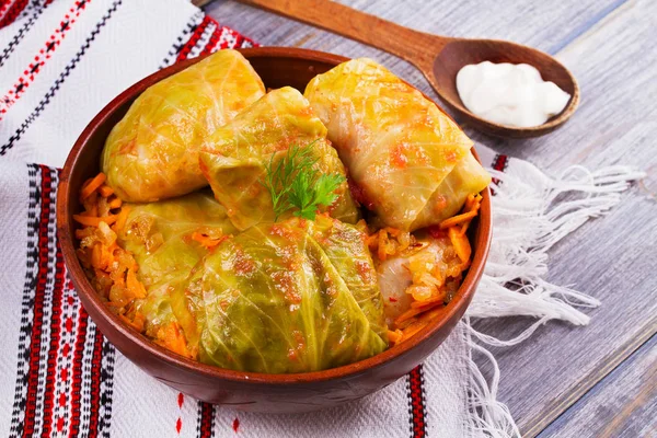 Rollos de col con carne, arroz y verduras. Hojas de col rellenas con carne. Dolma, sarma, sarmale, golubtsy o golabki - plato tradicional y popular en muchos países Fotos de stock libres de derechos