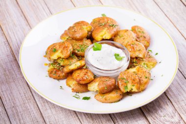 Ezilmiş patates maydanoz ve biberiye ile 