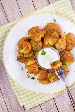 Ezilmiş patates maydanoz ve biberiye ile 