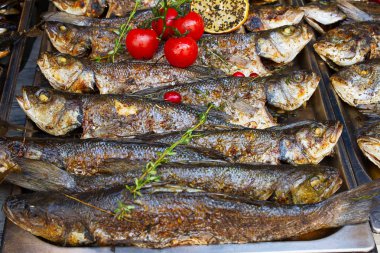 Gıda durak üzerinde açık mutfak uluslararası gıda festival olay sokak gıda olarak sunulmakta ızgara balık levrek