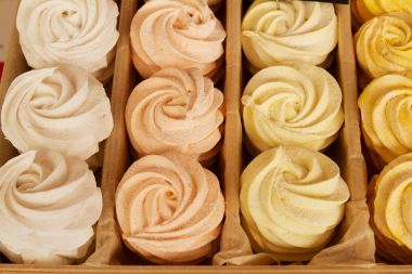 Pembe ev yapımı zephyr veya kutusunda, yumuşak şekerleme lokum. Gıda, konfeksiyon, tatlı ve tatlılar kavramı