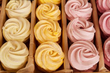 Pembe ev yapımı zephyr veya kutusunda, yumuşak şekerleme lokum. Gıda, konfeksiyon, tatlı ve tatlılar kavramı