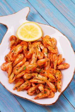 Limon ve beyaz tabakta maydanoz karides. Yukarıdan görüntülemek