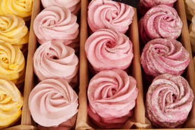 Pembe ev yapımı zephyr veya kutusunda, yumuşak şekerleme lokum. Gıda, konfeksiyon, tatlı ve tatlılar kavramı