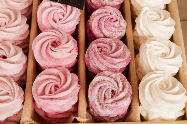 Pembe ev yapımı zephyr veya kutusunda, yumuşak şekerleme lokum. Gıda, konfeksiyon, tatlı ve tatlılar kavramı