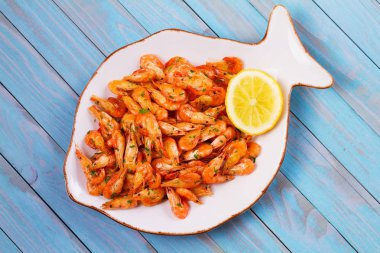 Limon ve beyaz tabakta maydanoz karides. Yukarıdan görüntülemek