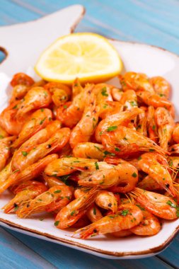 Limon ve beyaz tabakta maydanoz karides. Yukarıdan görüntülemek