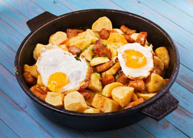 Tavada patates, yumurta ve et
