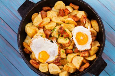 Tavada patates, yumurta ve et