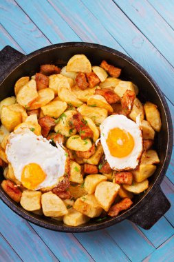 Tavada patates, yumurta ve et