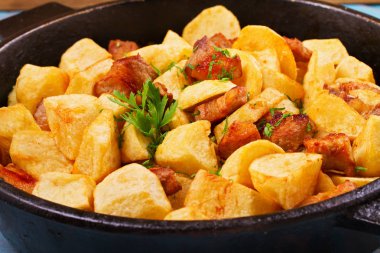 Tavada patates, yumurta ve et