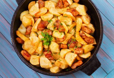 Tavada patates, yumurta ve et