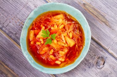 Borsht, bortsch, borshch, pancar çorbası. Sebze, fasulye ve pancar çorbası