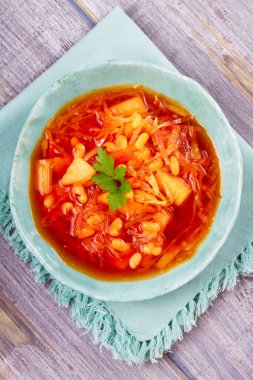 Borsht, bortsch, borshch, pancar çorbası. Sebze, fasulye ve pancar çorbası