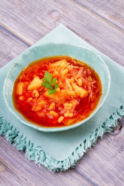 Borsht, bortsch, borshch, pancar çorbası. Sebze, fasulye ve pancar çorbası