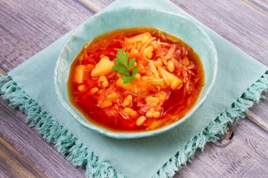 Borsht, bortsch, borshch, pancar çorbası. Sebze, fasulye ve pancar çorbası