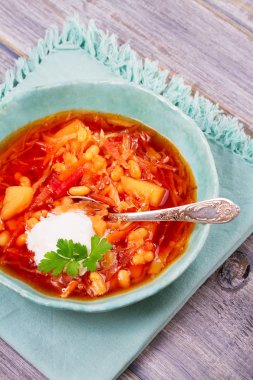 Borsht, bortsch, borshch, pancar çorbası. Sebze, fasulye ve pancar çorbası