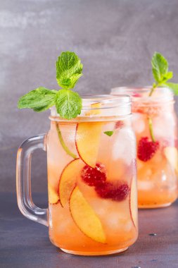 Şeftali frambuazlı limonata, nane ile süslenmiş. Meyve Berry kokteyli kavanoz