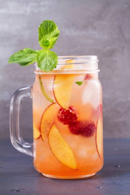 Şeftali frambuazlı limonata, nane ile süslenmiş. Meyve Berry kokteyli kavanoz