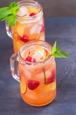 Şeftali frambuazlı limonata, nane ile süslenmiş. Meyve Berry kokteyli kavanoz