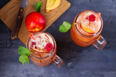 Şeftali frambuazlı limonata, nane ile süslenmiş. Meyve Berry kokteyli kavanoz