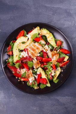 Bademli tavuk, çilek, avokado ve ıspanak salatası