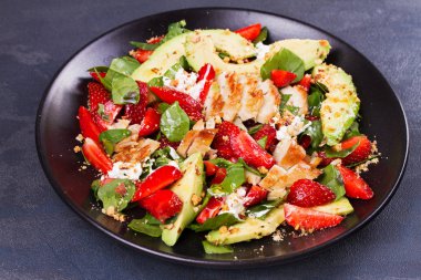 Bademli tavuk, çilek, avokado ve ıspanak salatası