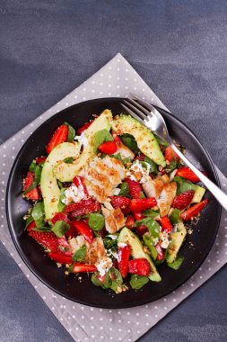 Bademli tavuk, çilek, avokado ve ıspanak salatası