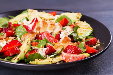 Bademli tavuk, çilek, avokado ve ıspanak salatası