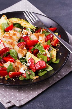Bademli tavuk, çilek, avokado ve ıspanak salatası