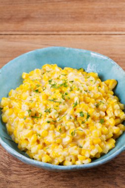 Kremalı mısır ahşap arka plan üzerinde kase. Tavada Mısır. Ev yapımı Mısır yemek