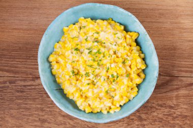 Kremalı mısır ahşap arka plan üzerinde kase. Tavada Mısır. Ev yapımı Mısır yemek