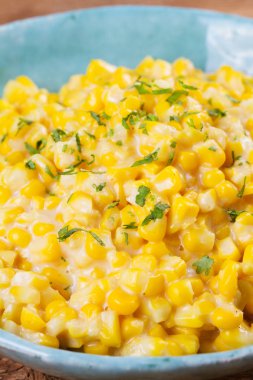 Kremalı mısır ahşap arka plan üzerinde kase. Tavada Mısır. Ev yapımı Mısır yemek