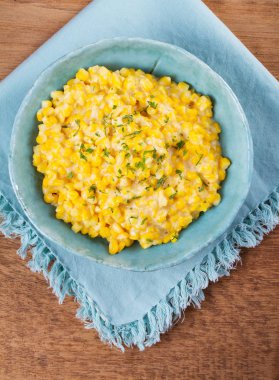Kremalı mısır ahşap arka plan üzerinde kase. Tavada Mısır. Ev yapımı Mısır yemek
